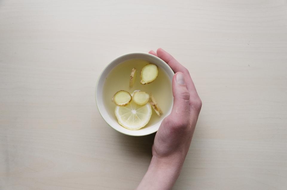 cup of tea with lemon - sore throat vs strep throat